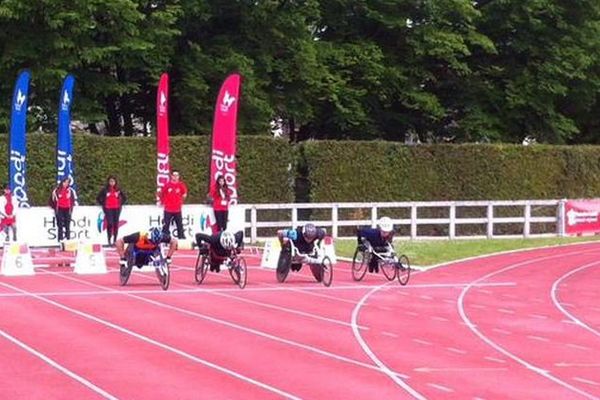 Les athlètes au départ du 100m fauteuil du championnat de France Interclubs handisport / Stade Robert Bobin de Dole, le 9 mai 2015.