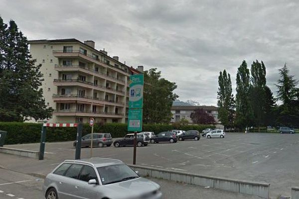 Le règlement de compte s'est déroulé dans la nuit de samedi à dimanche, sur ce parking situé en face du parc des Sports d'Annecy