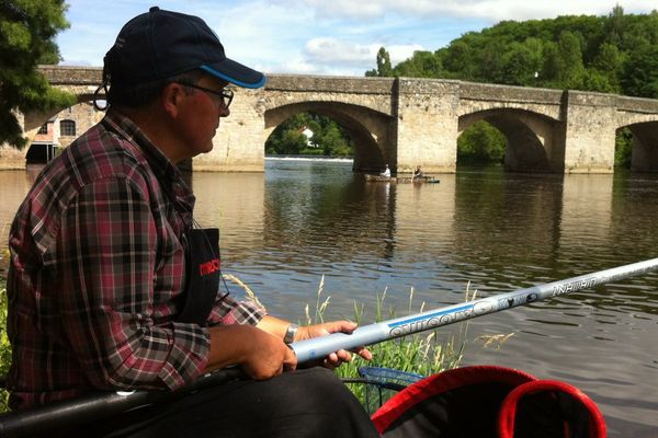 Un pêcheur au coup, sur la Vienne à Saint-Junien.