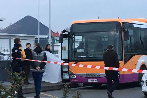 La victime a été tuée alors qu'elle descendait de ce bus, dans la zone commerciale de Noyelles-Godault.