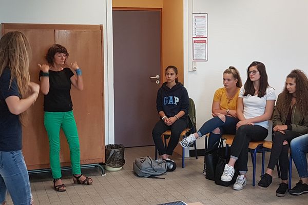 Au lycée Madame de Staël à Montluçon, les élèves peuvent prendre des cours de langage des signes. 