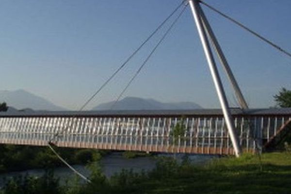 Le septuagénaire était à proximité de cette passerelle quand il est tombé dans le Drac.