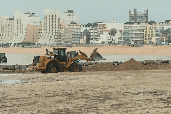 Les bulldozers en action à La Baule pour réparer les dégâts des tempêtes hivernales, mars 2024