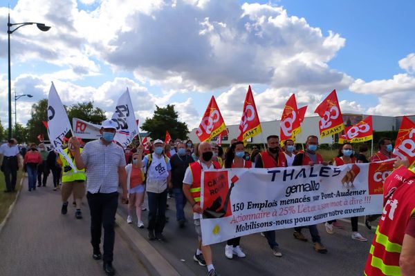 Elus et employés du site Thalès à Pont-Audemer sont venus protester contre la suppression de 150 emplois. Ils défendent la réindustrialisation du site.