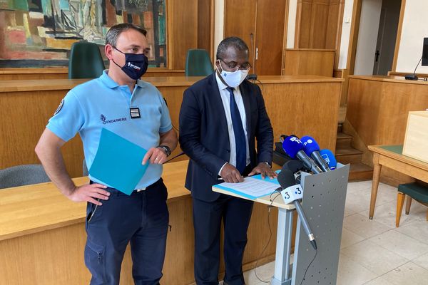 Le commandant du groupement de gendarmerie du Finistère, le colonel Nicolas Duvinage et Camille Miansoni  procureur de la République