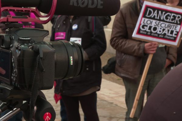 Le projet de loi sur la sécurité globale prévoit notamment l'interdiction de filmer les policiers lors de manifestations et l'utilisation élargie de drones.