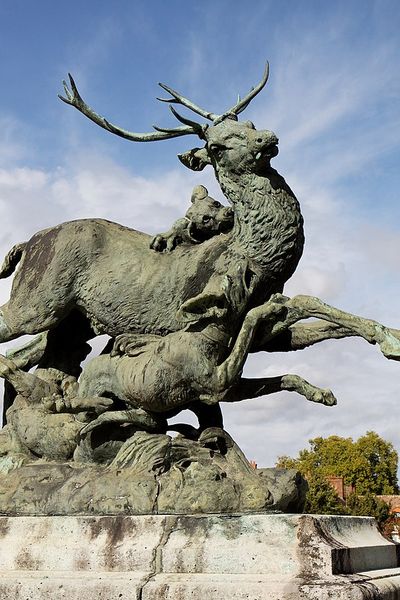 Le domaine de Grosbois était avant tout utilisé comme pavillon de chasse comme en témoigne cette statue de cerf attaqué par des chiens lors d'une chasse à cour