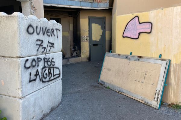 Point de deal démantelé dans un immeuble abandonné du quartier de la Gabelle à Fréjus.