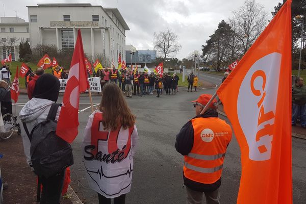 Près de 200 personnes se sont rassemblées à Chinon, samedi 18 mars.