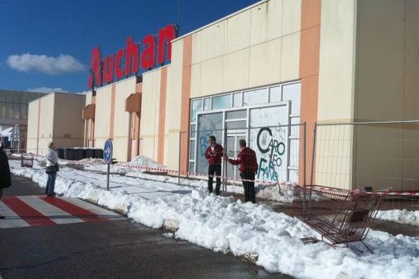 le magasin Auchan de Cherbourg évacué