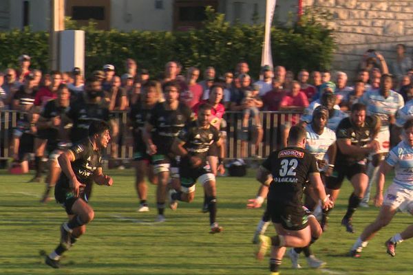 Le CA Brive (ici en noir en amical en août face au Racing) retrouve les pelouses du Top 14 ce 3 septembre, en recevant Lyon au Stadium.