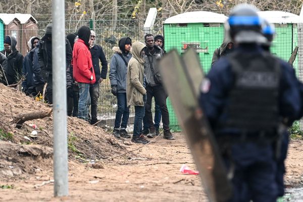 Plusieurs camps de migrants sont en cours d'évacuation à Calais. Photo d'archives.