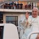 Le pape François à son arrivée au baptistère Saint-Jean à Ajaccio, en papamobile.