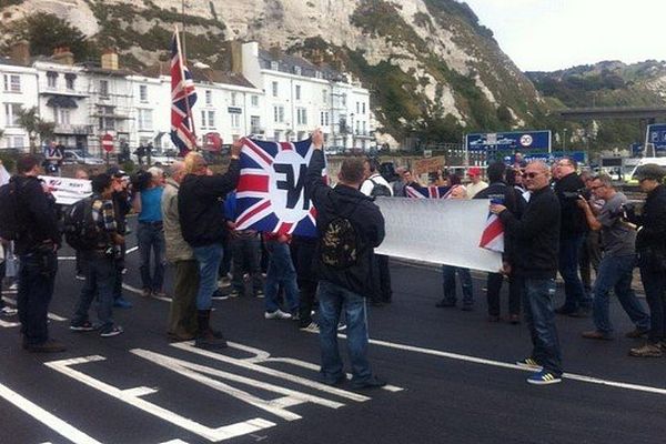 Le port de Douvres bloqué par  des militants d'extrême droite qui affirment défendre les chauffeurs routiers britanniques face à l'immigration clandestine