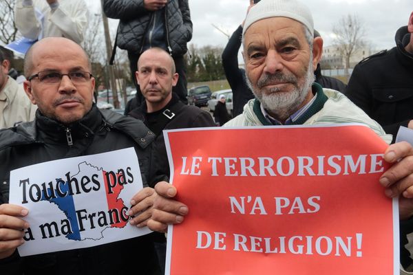 Le recteur de la mosquée de Lille lors des rassemblements après la tuerie de Charlie Hebdo.