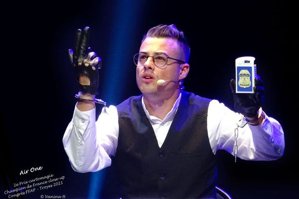 Erwan Markiewicz, en pleine représentation, a remporté le titre de champion de France de magie, catégorie close up