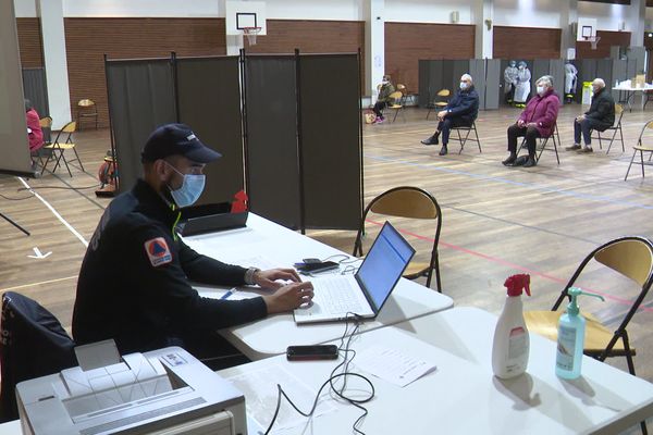 Les tests antigéniques délivrent un résultat en une quinzaine de minutes : les habitants d'Alzonne peuvent donc attendre sur place. février 2021.