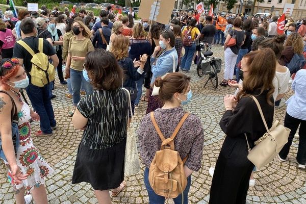 Les psychologues manifestent devant la préfecture à Rouen