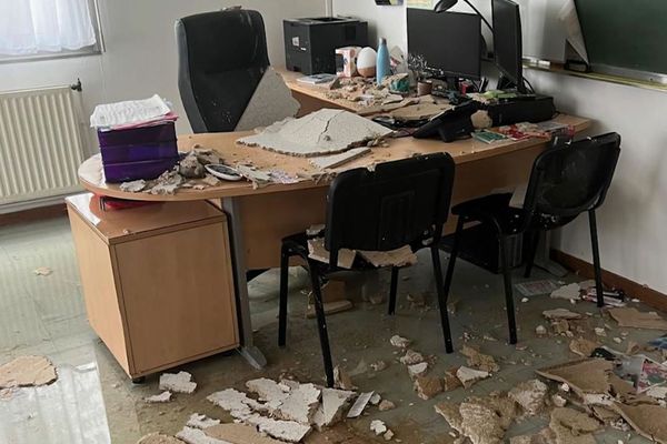 Un faux plafond effondré sur le bureau des CPE au lycée Paul Eluard à Saint-Denis.