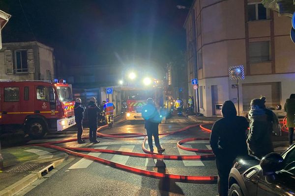 C'est à l'angle des rues Jancelins et Henri Martin à Epernay que l'incendie s'est déclaré le 22 novembre.