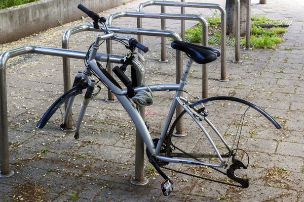 Selon l'association Cadr67, les vélos épaves occupent 50% des arceaux de la ville de Strasbourg.