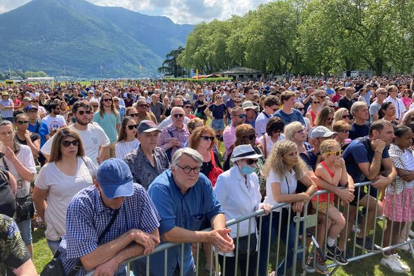 La foule rassemblée sur le Champ de mars pour rendre hommage aux victimes de l'attaque au couteau.