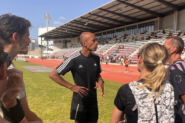 Stéphane Diagana au stade Delort à Marseille pour une journée de test et de conseils afin de bien préparer le prochain Marseille-Cassis.