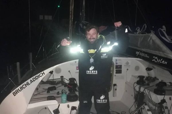 Phil Sharp , nouveau recordman de la traversée de la Manche à la voile