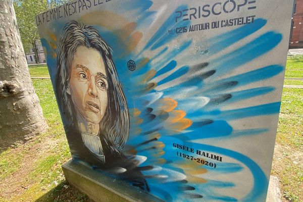 Le portrait de Gisèle Halimi par C215 se dresse face au Palais de Justice de Toulouse.