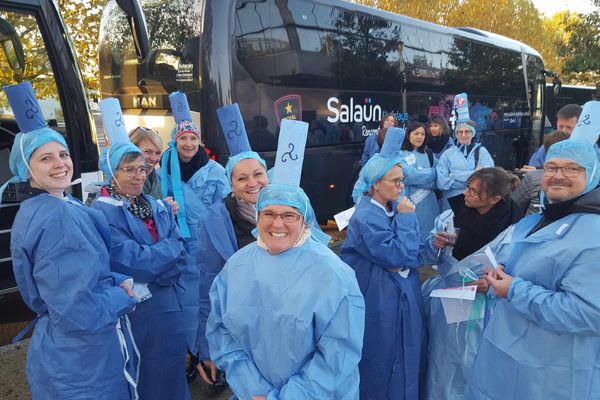 Des infirmiers des 4 départements bretons rallient Paris en bus dans la bonne humeur pour la manifestation parisienne