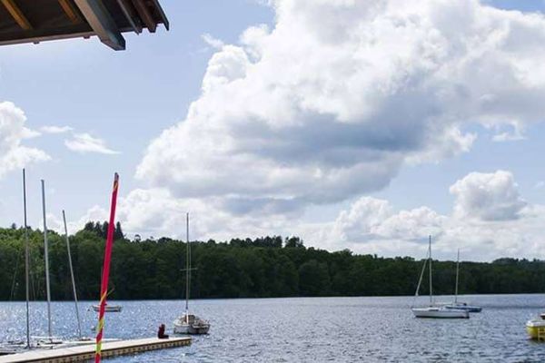 La base de voile du lac de Saint-Pardoux a reçu la visite de cambrioleurs qui ont emporté des VTT électriques et ordinaires pour un montant estimé à plus de 10 000 euros selon le directeur du lac.