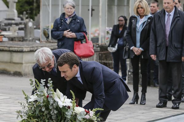 C'était le 28 avril 2017. Emmanuel Macron promettait à Robert Hébras de revenir le 10 juin 2017