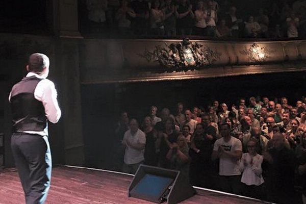 Dany Boon sur la scène du Théâtre du Vaudeville à Bruxelles.