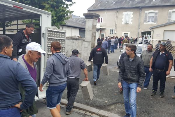 Les agriculteurs creusois en colère s'apprêtent à murer la permanence du député Jean-Baptiste Moreau