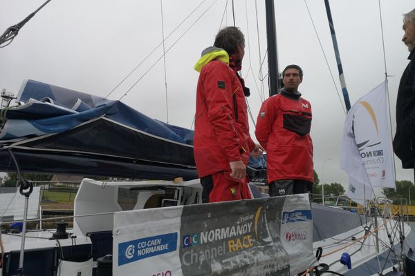 Le duo Axel Tréhin - Frédéric Denis à l'arrivée à Ouistreham ce vendredi 4 juin.