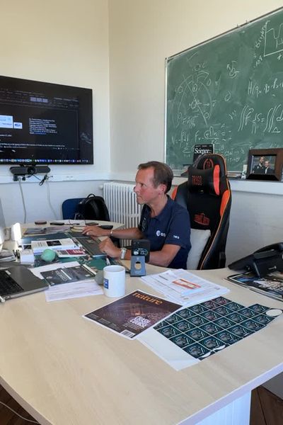 L'astrophysicien azuréen Patrick Michel, directeur de Recherche au CNRS (Observatoire de la Côte d’Azur, Université Côte d’Azur) dans son bureau, vendredi 27 septembre 2024.