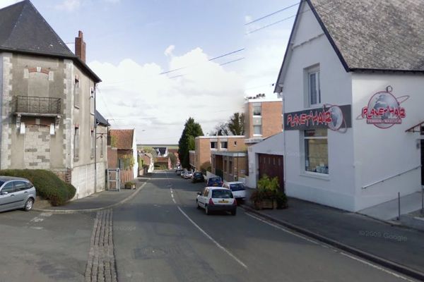 L'ancienne maison de retraite est située rue du Pont à Croisilles, à deux pas de l'Eglise et de la place du village.