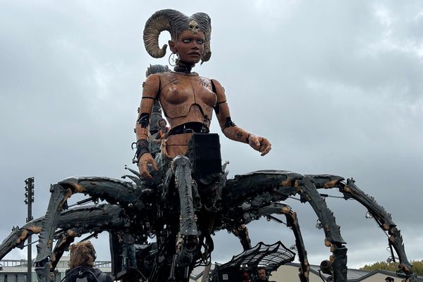 La gardienne des ténèbres sera le nouveau personnage central du spectacle de la compagnie la Machine à Toulouse du 25 au 27 octobre.