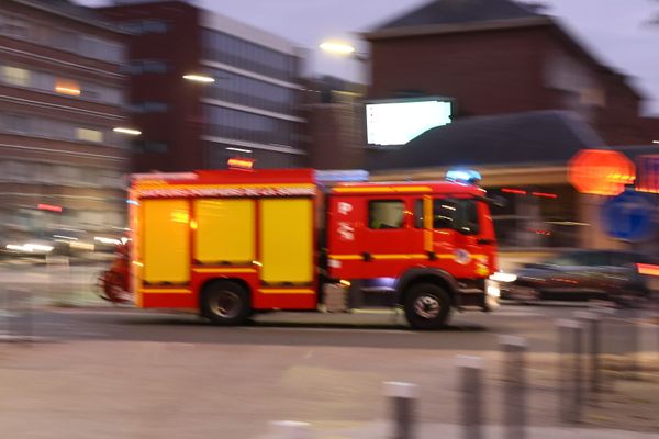 La victime a tenté d'échapper aux flammes en sautant d'une fenêtre.