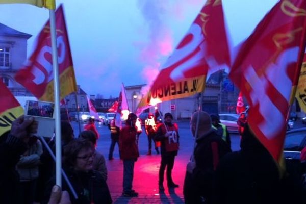 Les ex-salariés de Jeannette réunis devant le Tribunal de Grande Instance de Caen le jeudi 29 janvier