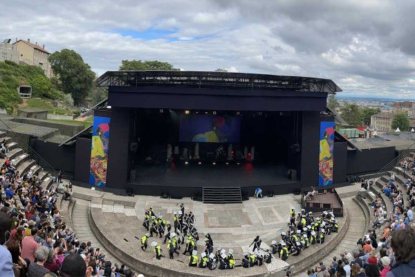 Pour des raisons sanitaires, le défilé de la Biennale s'est transformé en spectacle amateur et professionnel au théâtre antique de Fourvière.