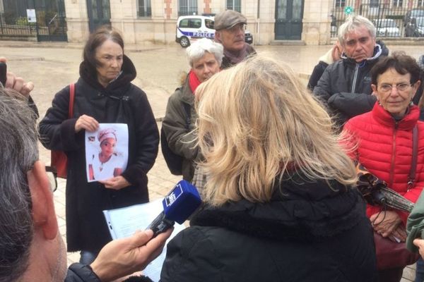 Les soutiens poitevins à Mercy Okotie ont déposé la pétition contre son expulsion à la préfecture de la Vienne.