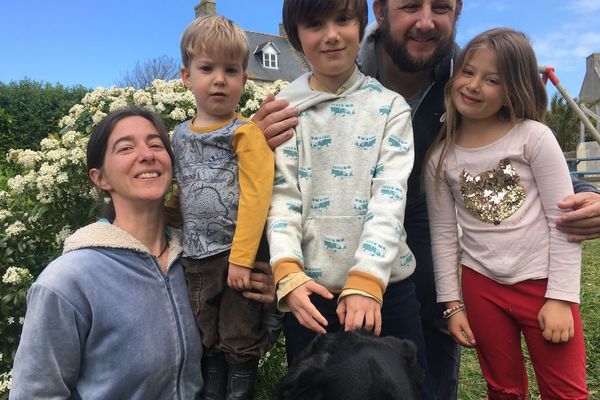 Sur l'île de Batz, la famille Toupoint : Marjolaine, Théodore, Azade, Nicolas et Philomène