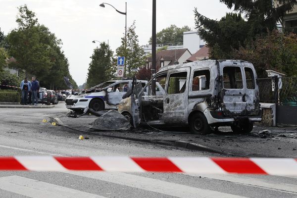 le 8 octobre 2006, des policiers sont pris pour cible à Viry-Châtillon en Essonne