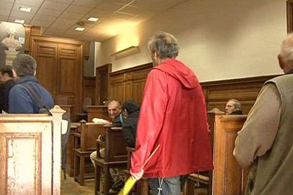 Les associations anti-nucléaire arrivent  dans la salle d'audience au tribunal de Dieppe