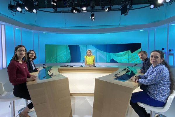 Les invités de Debadoc sur l'état de la justice autour d'Emilie Flahaut sur le plateau de France 3 Normandie.