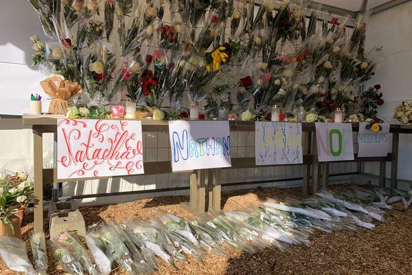 Au lendemain de l'accident ayant provoqué la mort de quatre lycéens, un espace de recueillement et d'hommage devant le lycée Paul-Emile Victor à Champagnole.