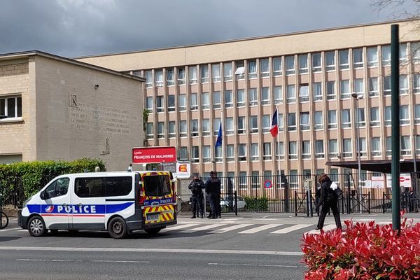 Des policiers sécurisent les lycées Malherbe et Laplace de Caen