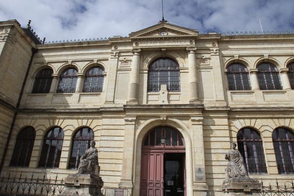 Un homme a été condamné à 18 mois de prison ferme après avoir volé du matériel agricole.