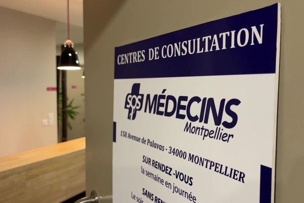 L'Occitanie a été classée en situation d'épidémie par l'agence régionale de santé. Dans les salles d'attente, les syndromes grippaux se multiplient comme par exemple chez SOS Médecins à Montpellier.